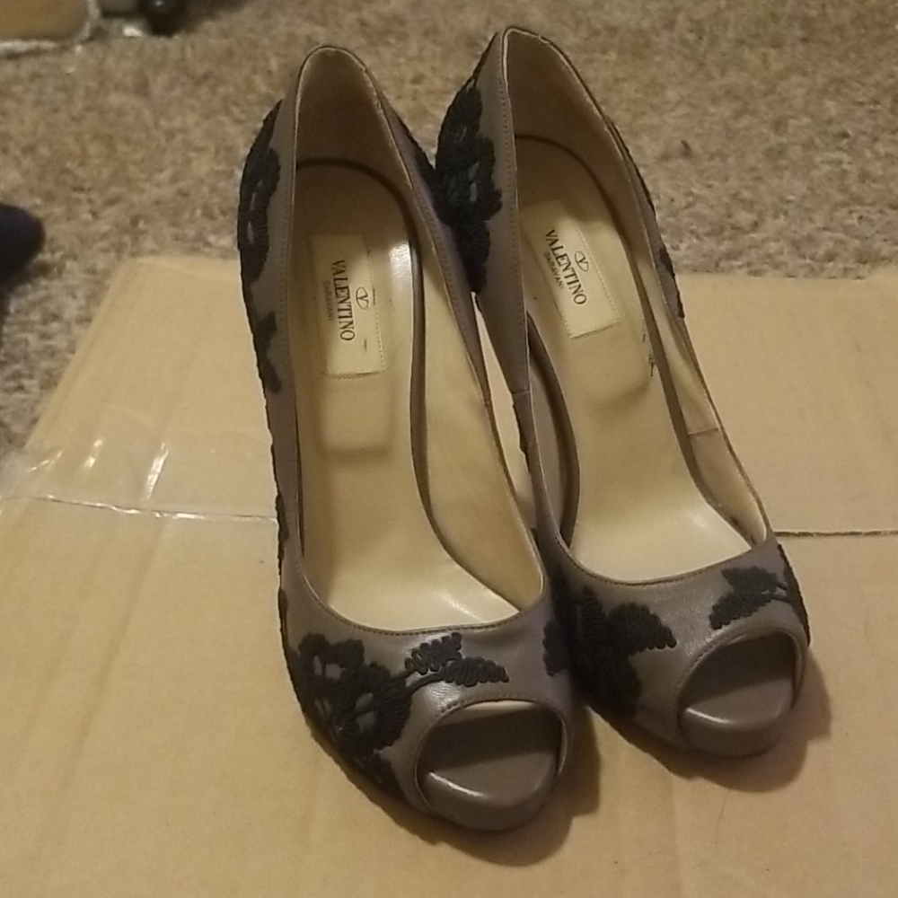 Valentino Embroidered Leather Lace  Pump 37.5